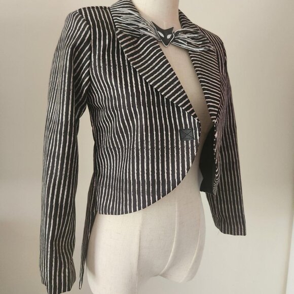 DISNEY Jack Skellington Pinstripe Jacket w/detachable Bat Tie. KIDS 9/10. - Picture 6 of 8